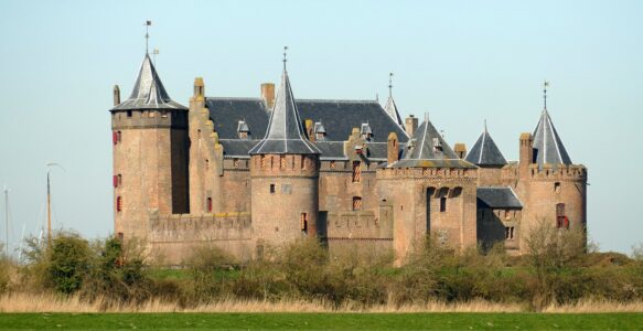 Kastelen en vestingwerken van steden in Nederland