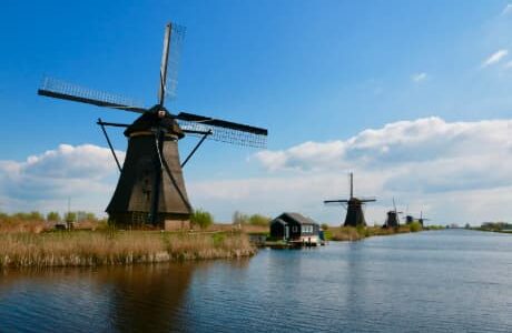 Het Verkennen van Nederlandse Architectonische Innovatie met Ondersteuning voor Studentenonderzoek